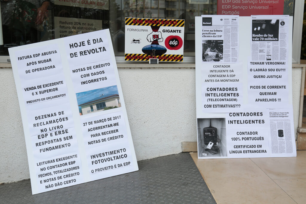 Empresário de Viana acorrenta-se em frente à EDP para exigir pagamento de excedentes de energia