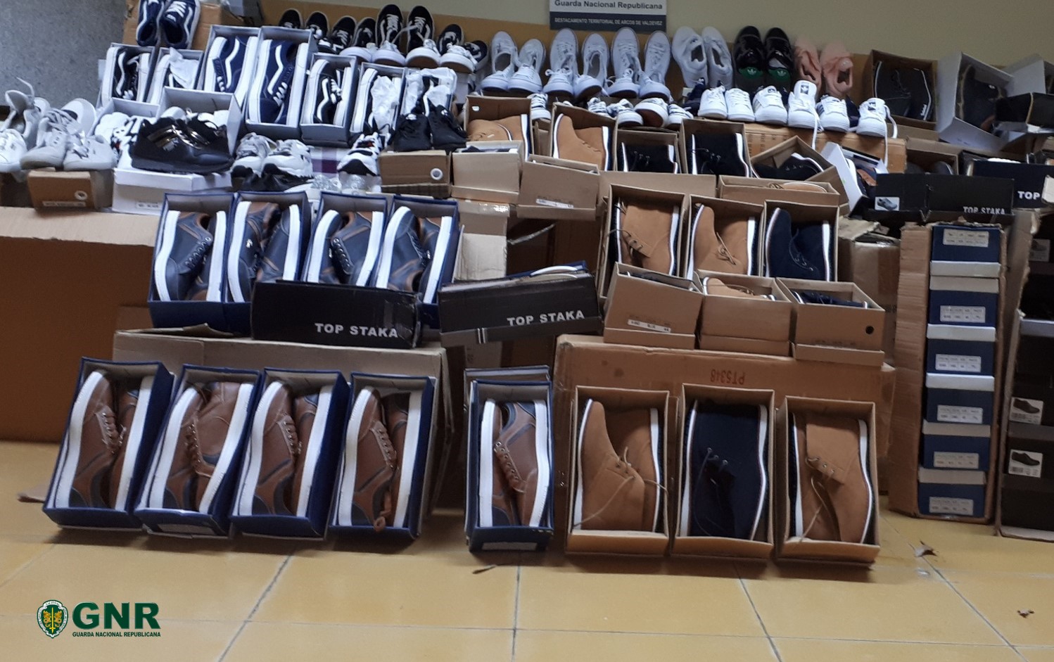 Apreendidos na feira de Ponte de Lima 503 pares de calçado contrafeito no valor de 7 mil euros