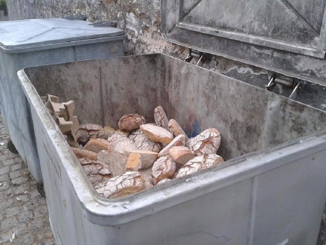 Fotografia de broa deitada ao lixo registada por morador em Arca torna-se viral no Facebook