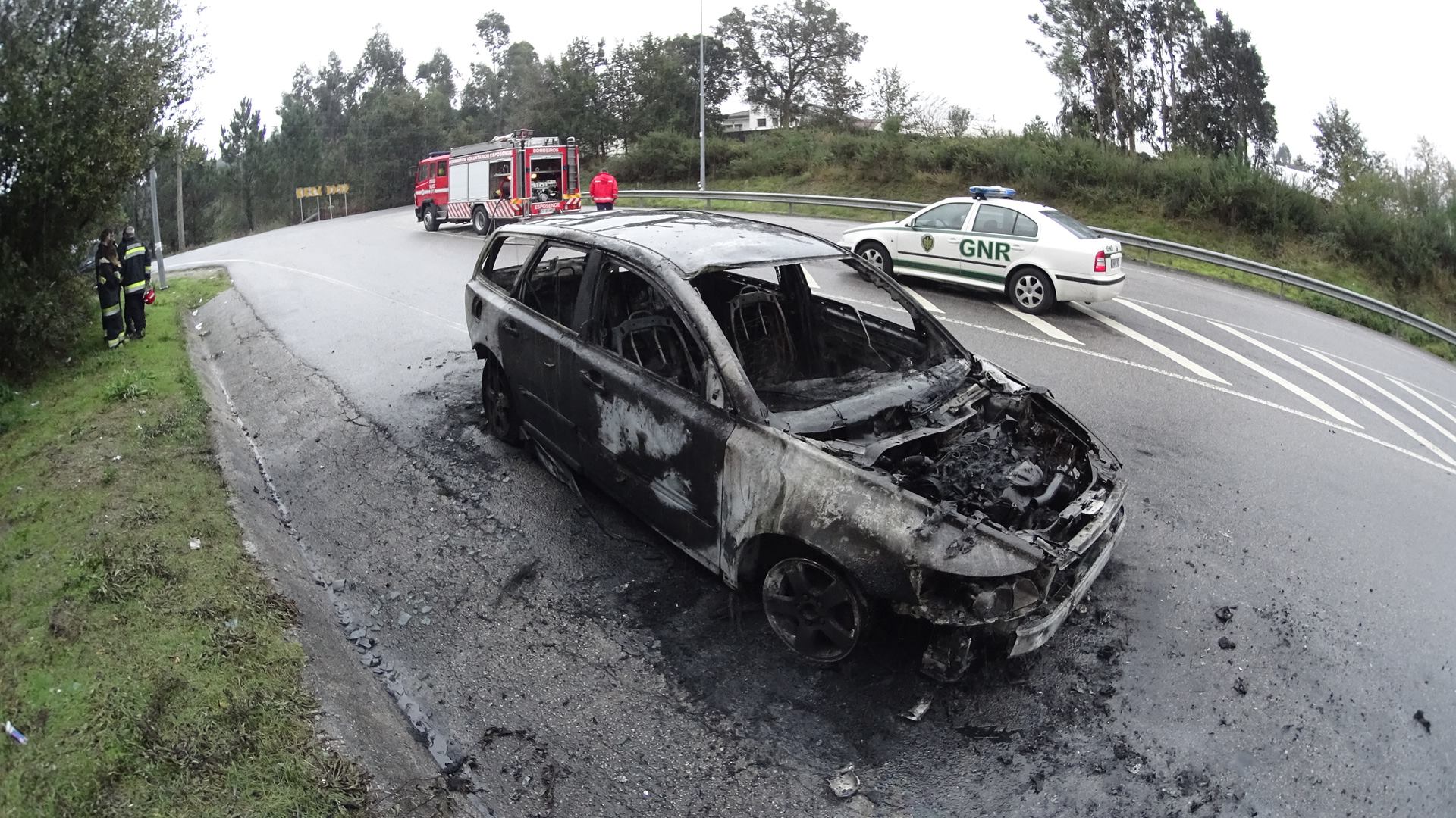 Carro ardeu por completo em plena autoestrada A28