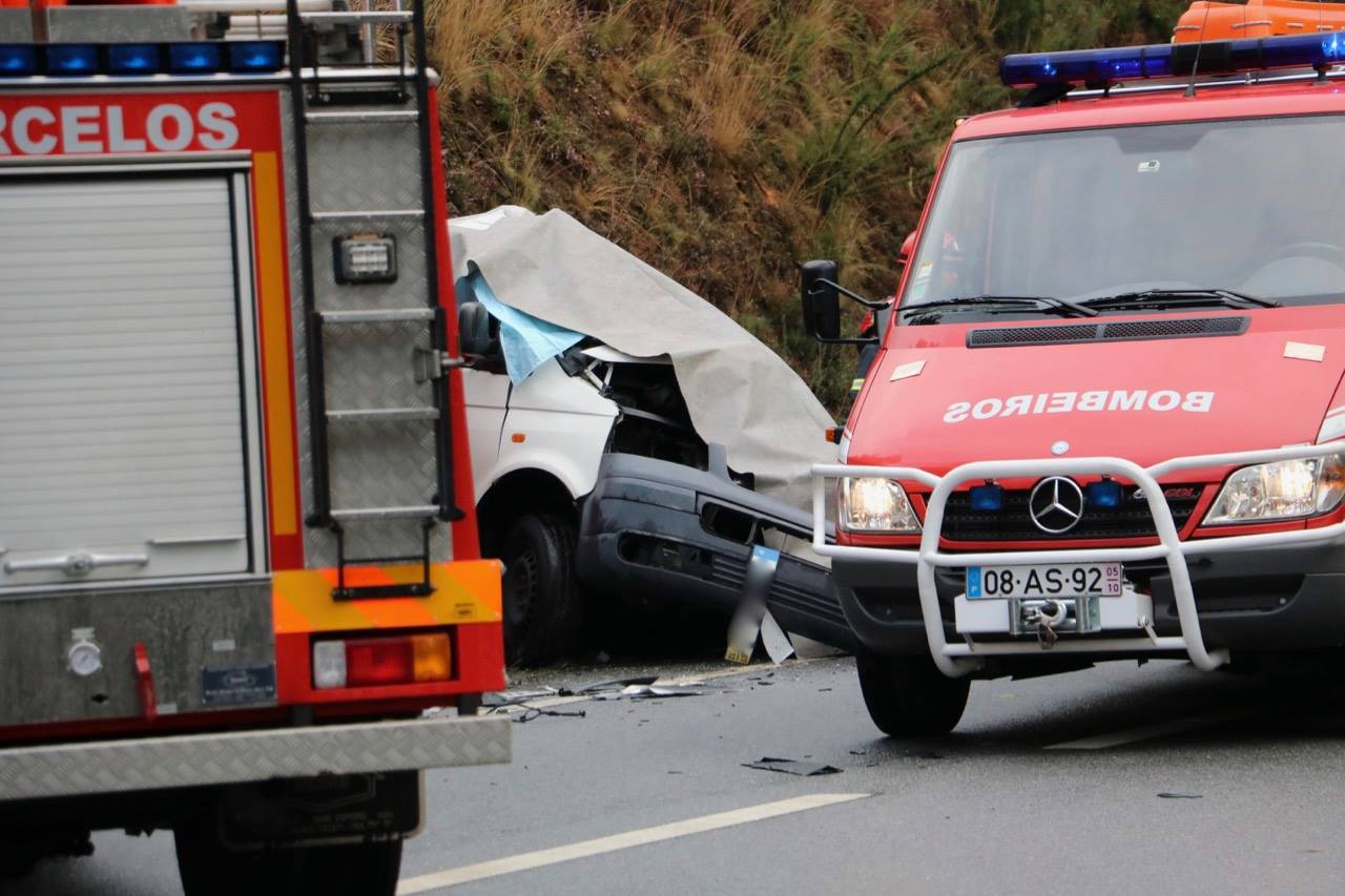 Homem de 62 anos de Viana morre em choque entre ligeiro e pesado em Barcelos