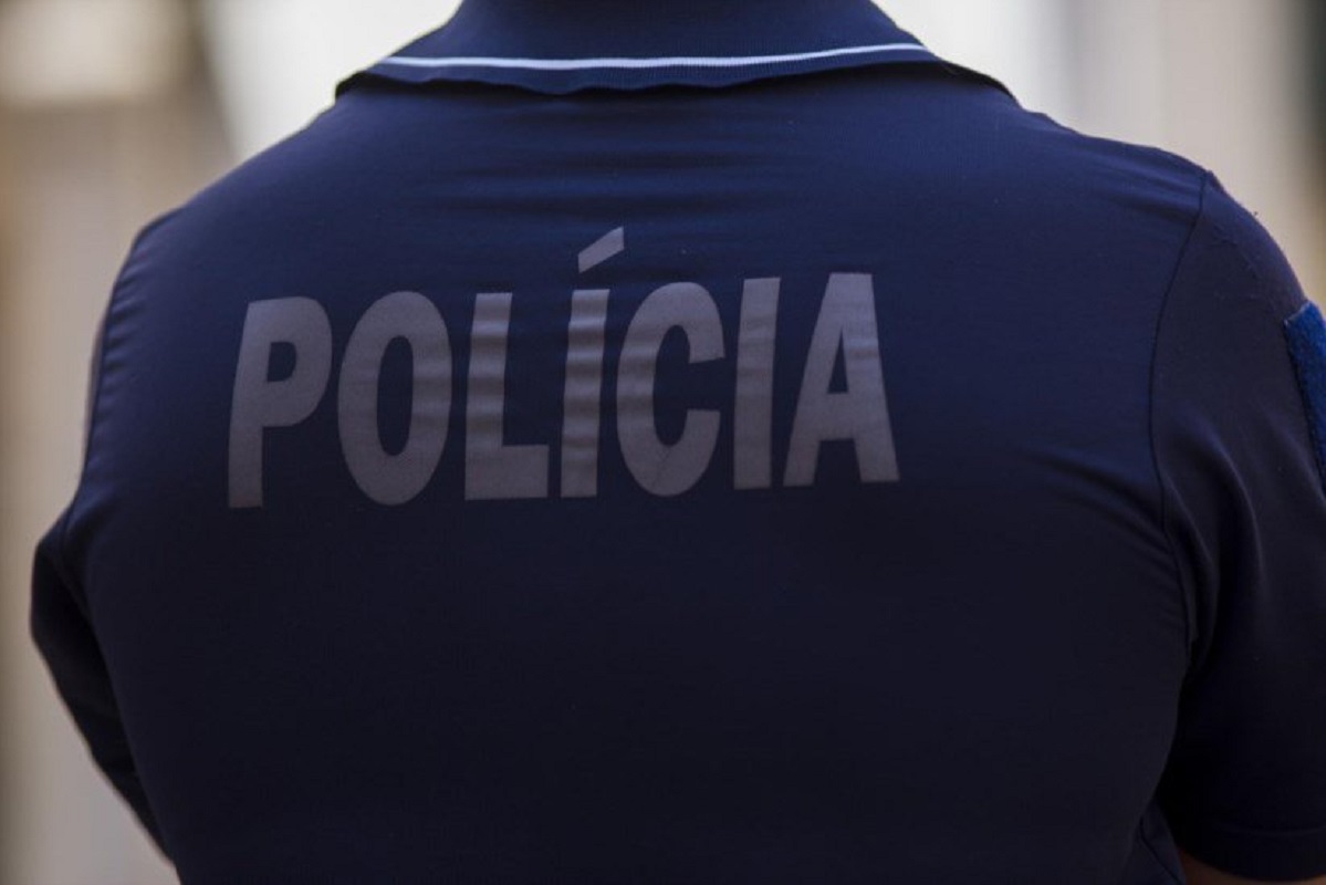 Arquivada queixa-crime contra o agente da PSP de Viana despedido por roubar em supermercado