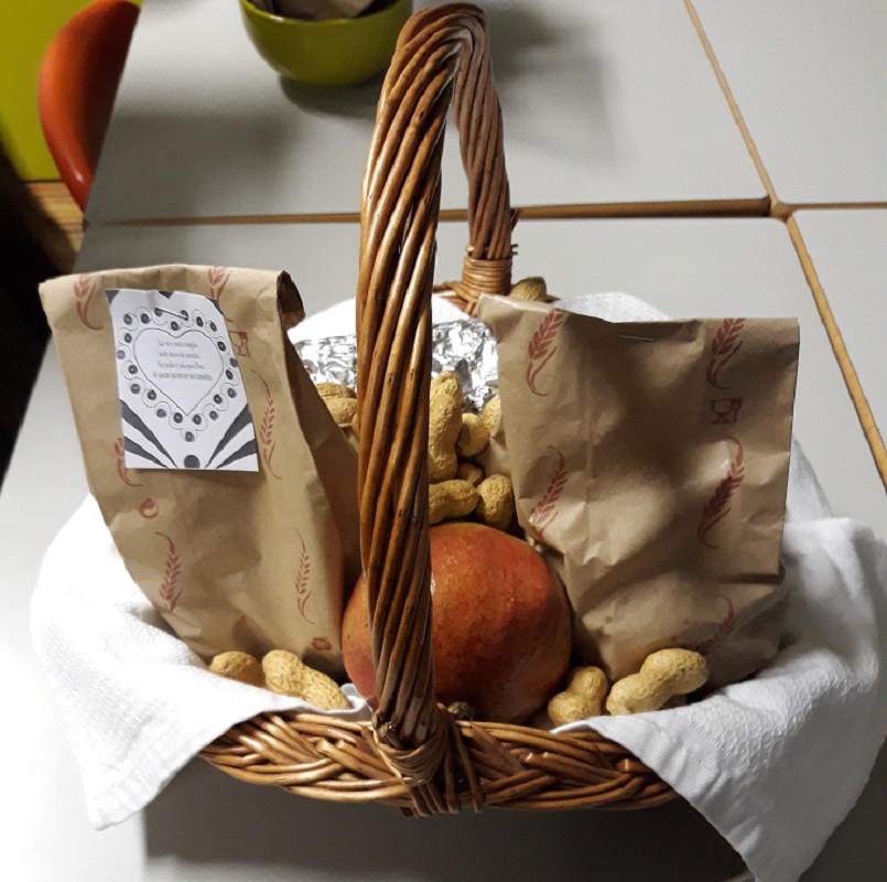 Alunos do Colégio do Minho perpetuam tradição do “Pão-por-Deus”