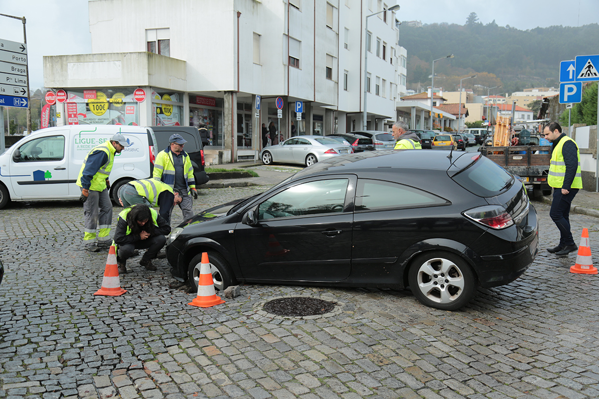 Reparação de aluimento de estrada no centro de Viana obriga a corte de trânsito