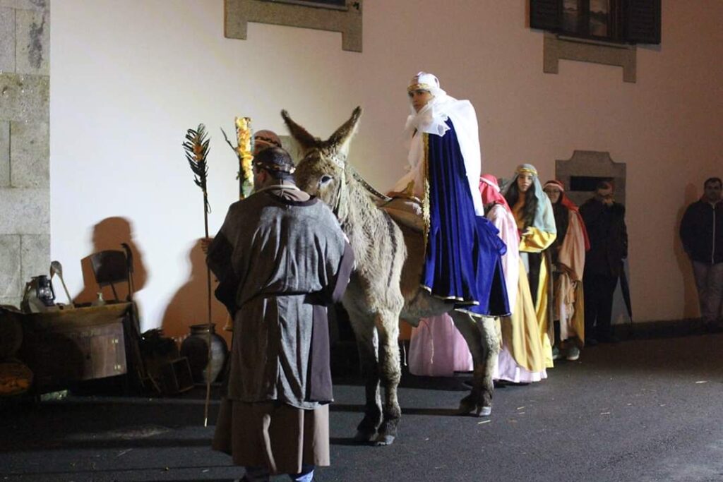 Alvarães recria nas ruas auto de Natal humano com três quilómetros