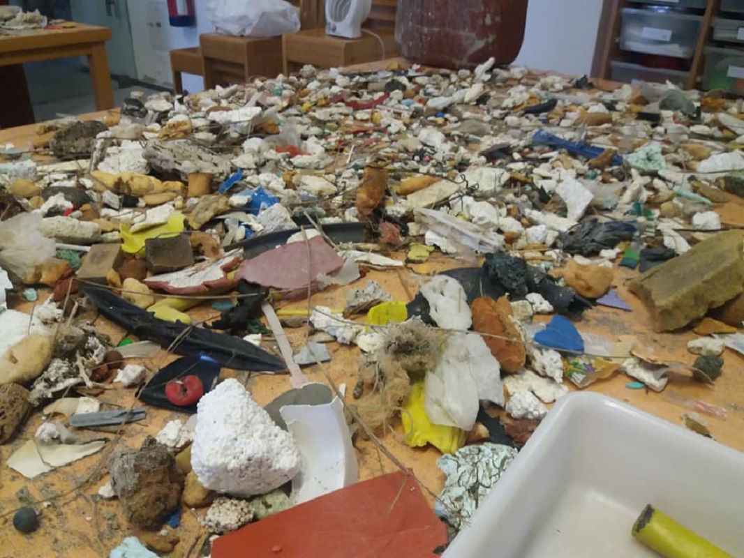 CMIA inventaria 35 quilos de lixo recolhido em apenas 100 metros da praia do Cabedelo