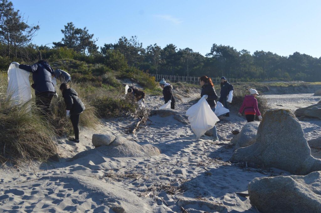CMIA inventaria 35 quilos de lixo recolhido em apenas 100 metros da praia do Cabedelo