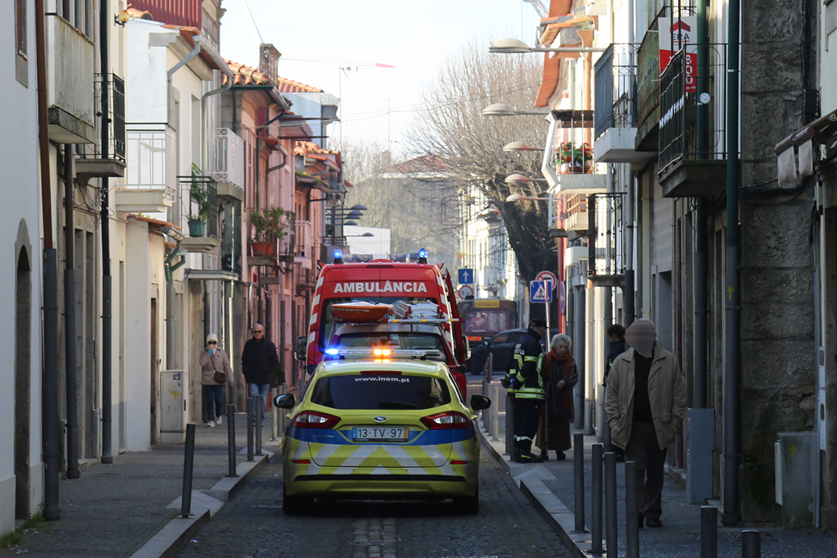 Homem encontrado morto em casa no centro de Viana