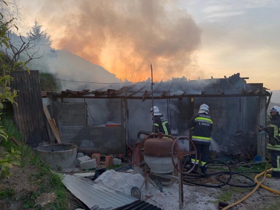 Incêndio destruiu por completo anexo de alfaias agrícolas em Arcos de Valdevez