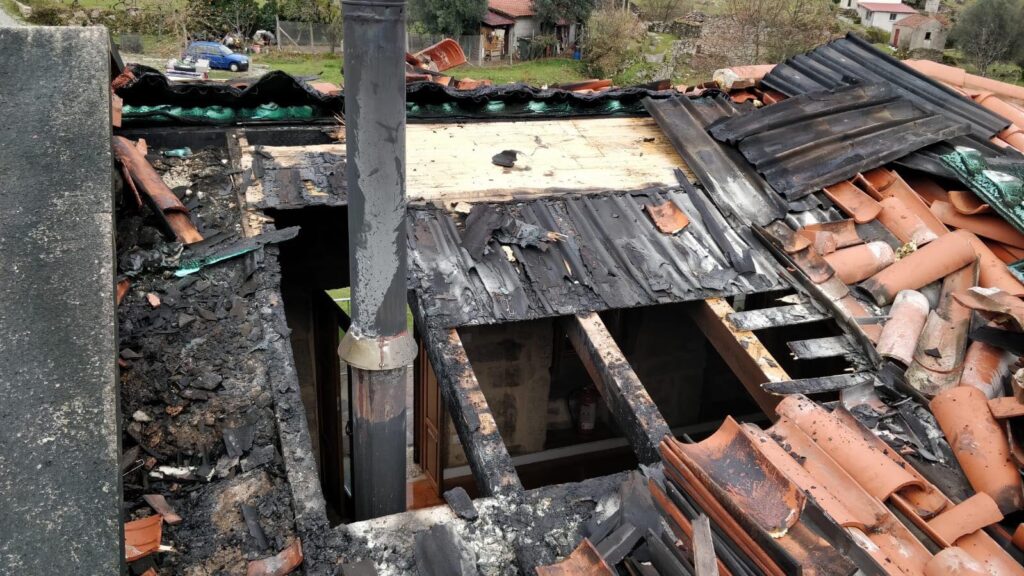 Rápida intervenção impede chamas de destruírem casa de turismo no Soajo