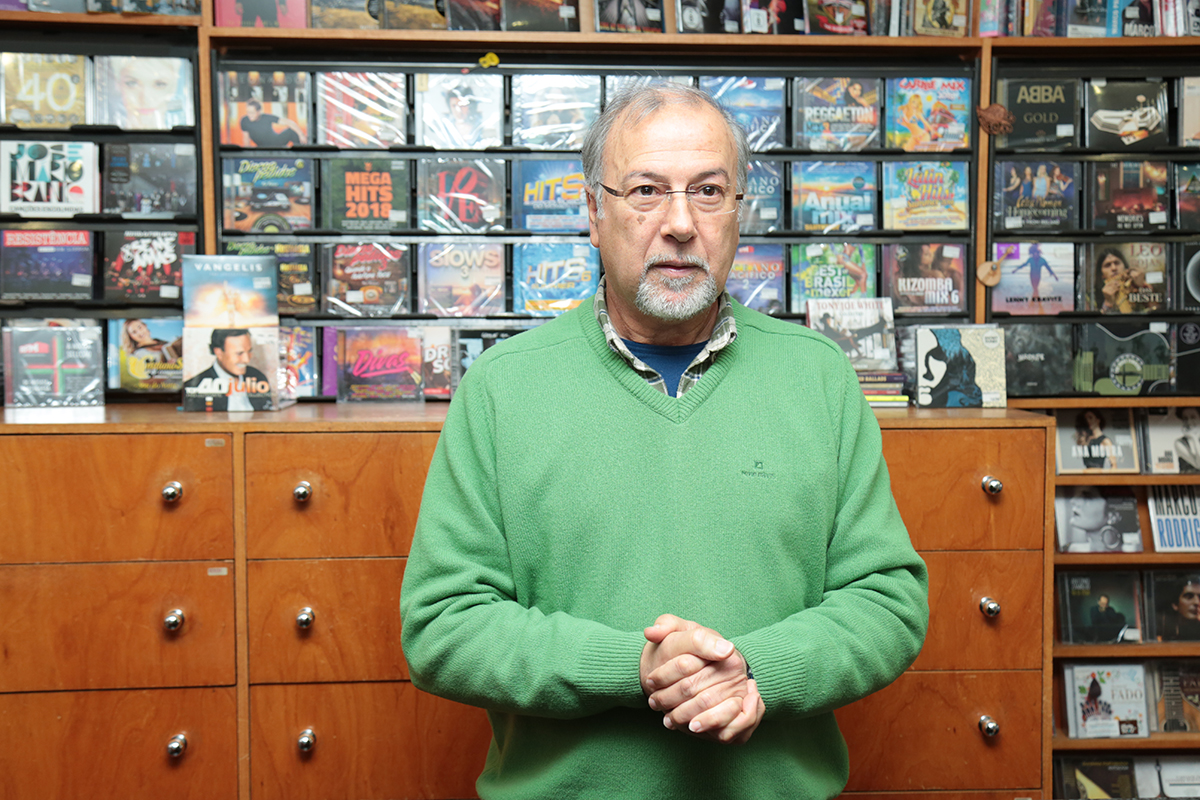 Única loja de discos do comércio tradicional a “dar” música a Viana desde 1975