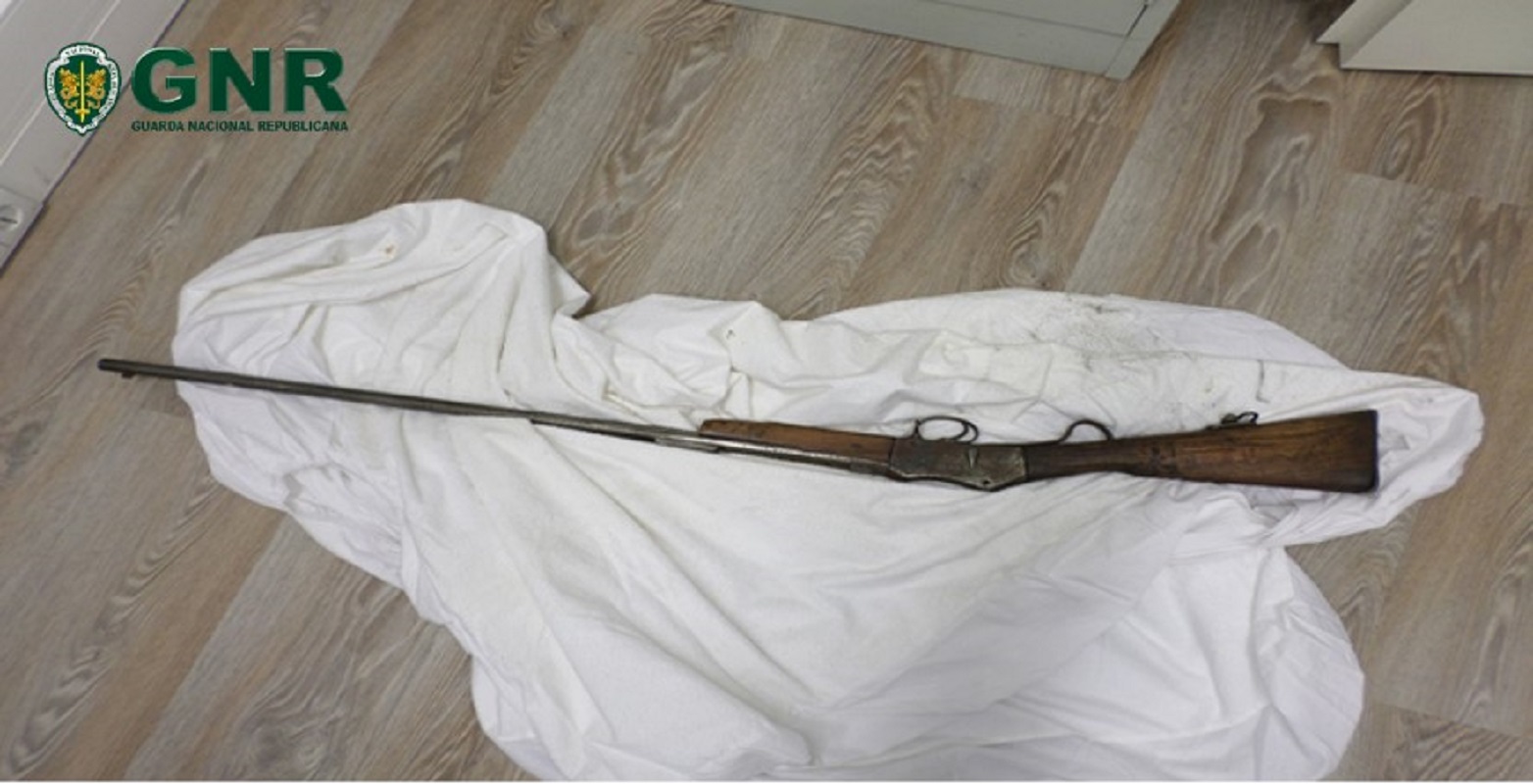 GNR de Arcos de Valdevez detém homem embriagado com arma ilegal