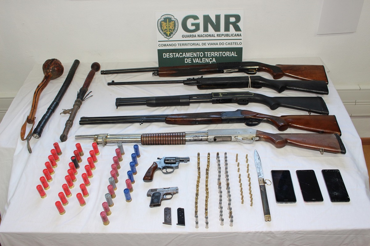 Seis homens detidos em Valença por posse ilegal de 9 armas e 134 munições