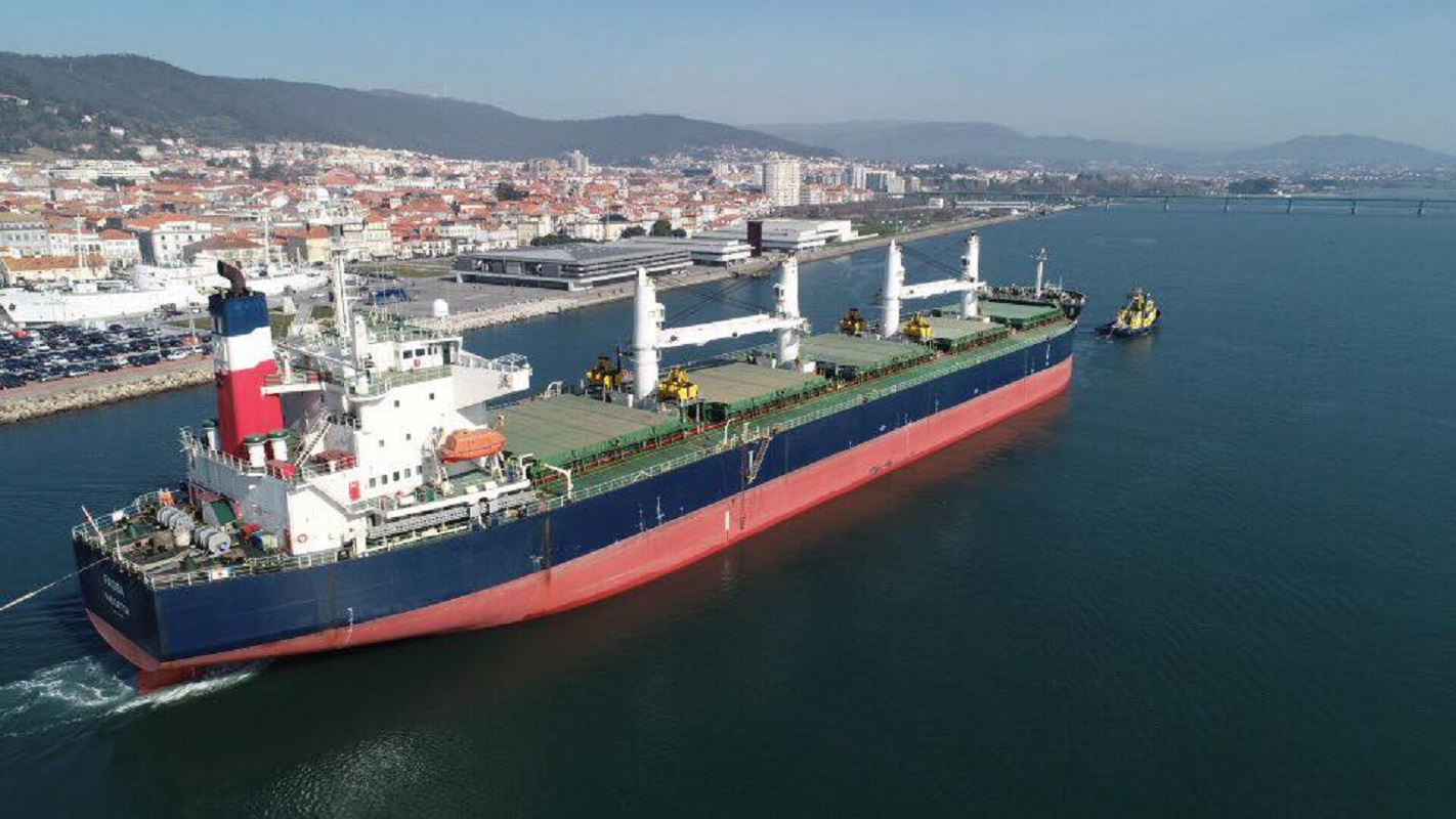 Porto de Viana acolhe o maior cargueiro de sempre com 190 metros de comprimento