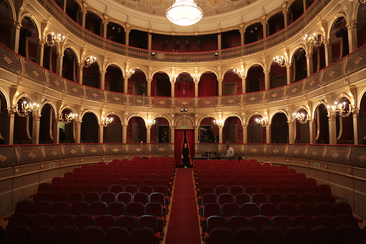 Teatro do Noroeste faz transmissão em direto de peça adiada por causa do coronavírus