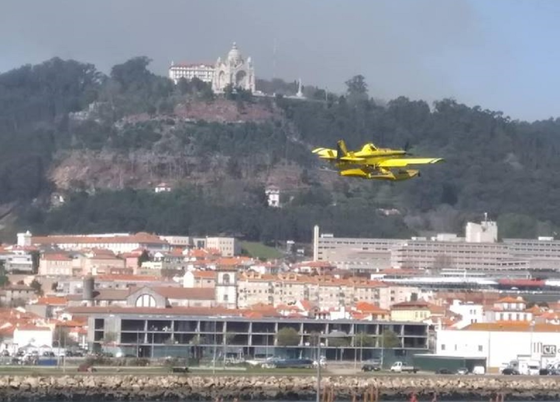 Três meios aéreos e 51 operacionais combatem chamas em São Mamede