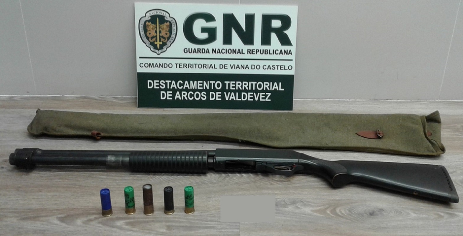 Homem investigado por violência doméstica detido por posse ilegal de arma em Arcos de Valdevez