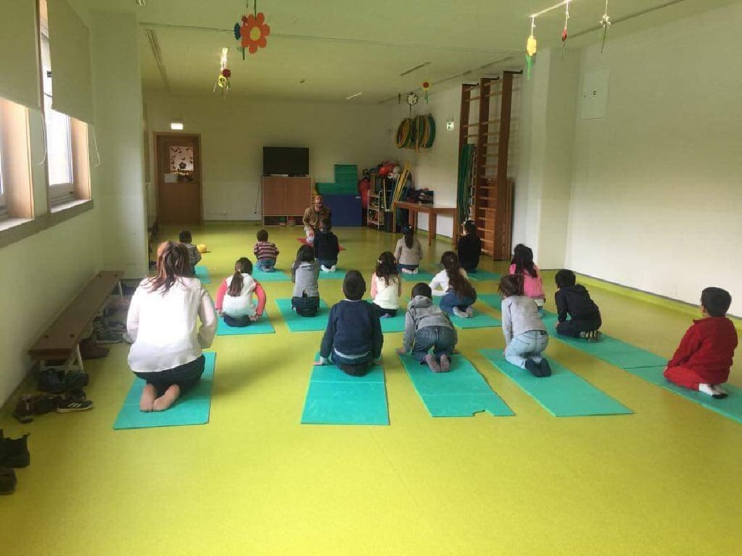 Alunos do centro escolar de Alvarães fazem yoga durante o período de aulas