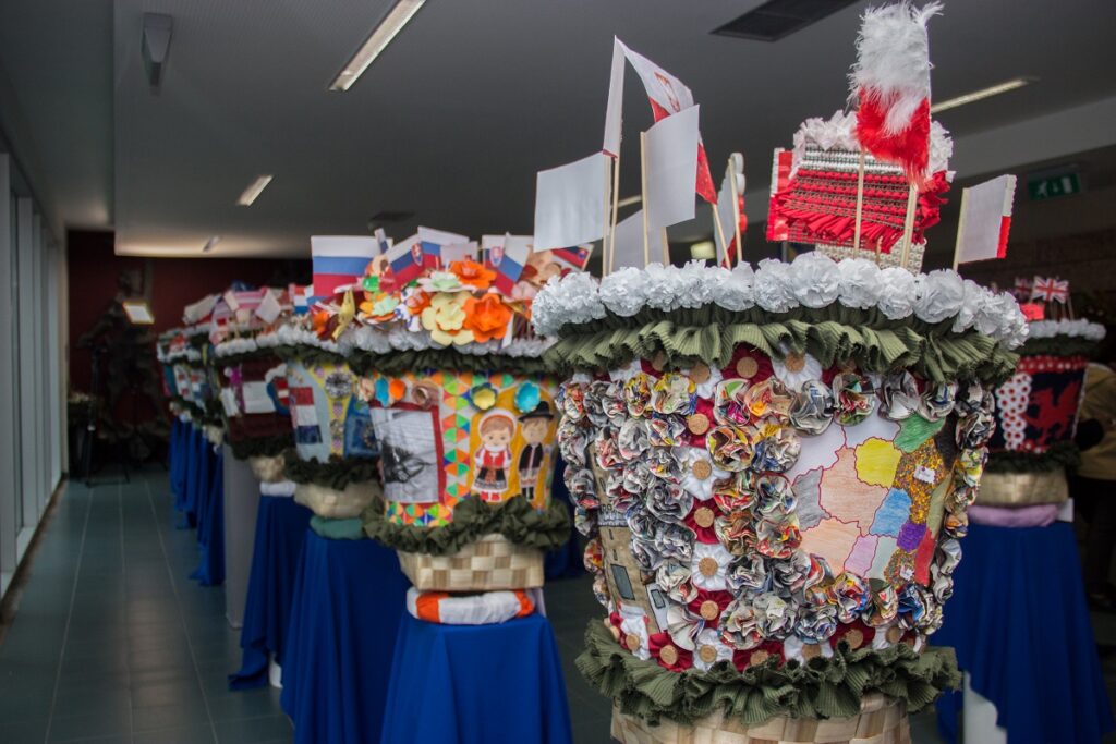 Europa dá mote a exposição de cestos floridos e de maias do agrupamento de escolas de Monserrate