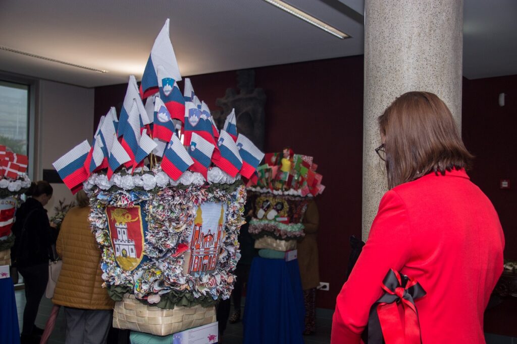 Europa dá mote a exposição de cestos floridos e de maias do agrupamento de escolas de Monserrate