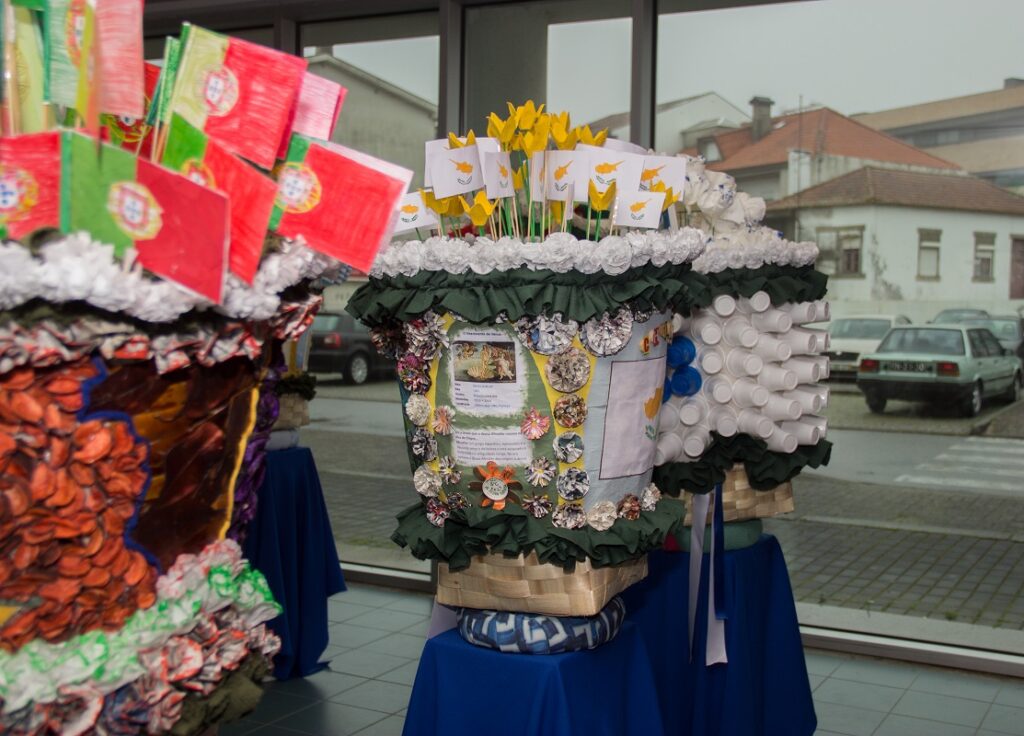 Europa dá mote a exposição de cestos floridos e de maias do agrupamento de escolas de Monserrate