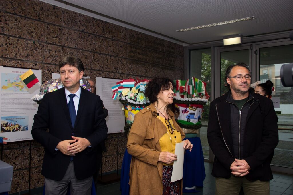 Europa dá mote a exposição de cestos floridos e de maias do agrupamento de escolas de Monserrate