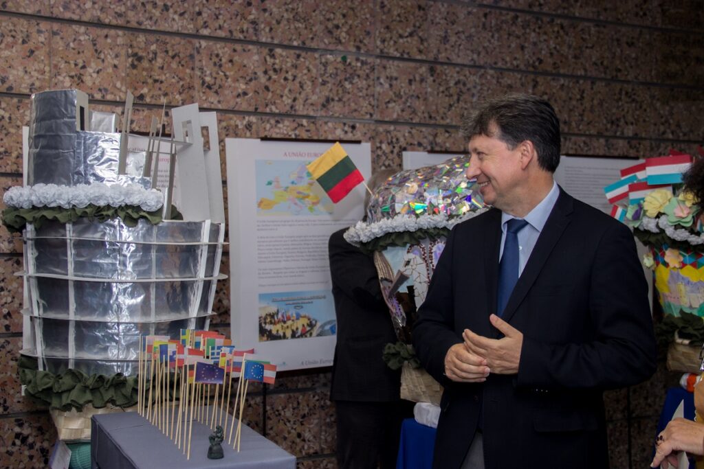 Europa dá mote a exposição de cestos floridos e de maias do agrupamento de escolas de Monserrate