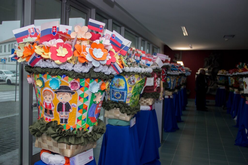 Europa dá mote a exposição de cestos floridos e de maias do agrupamento de escolas de Monserrate