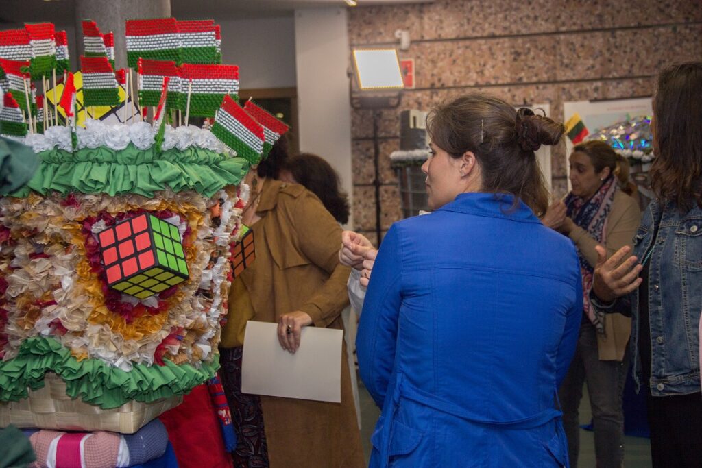 Europa dá mote a exposição de cestos floridos e de maias do agrupamento de escolas de Monserrate