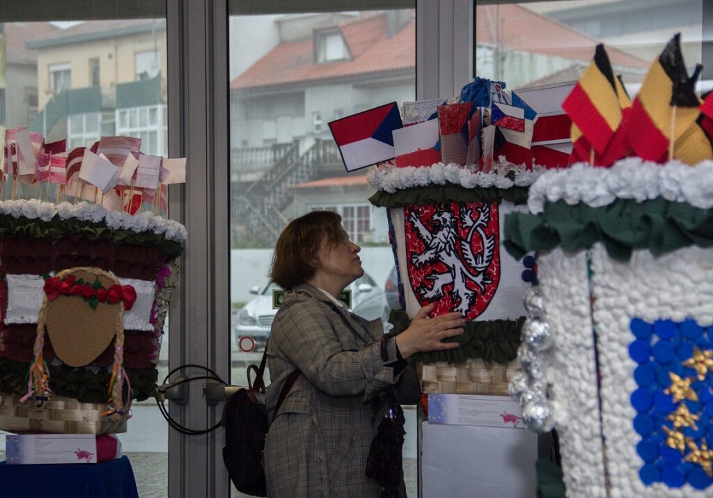 Europa dá mote a exposição de cestos floridos e de maias do agrupamento de escolas de Monserrate