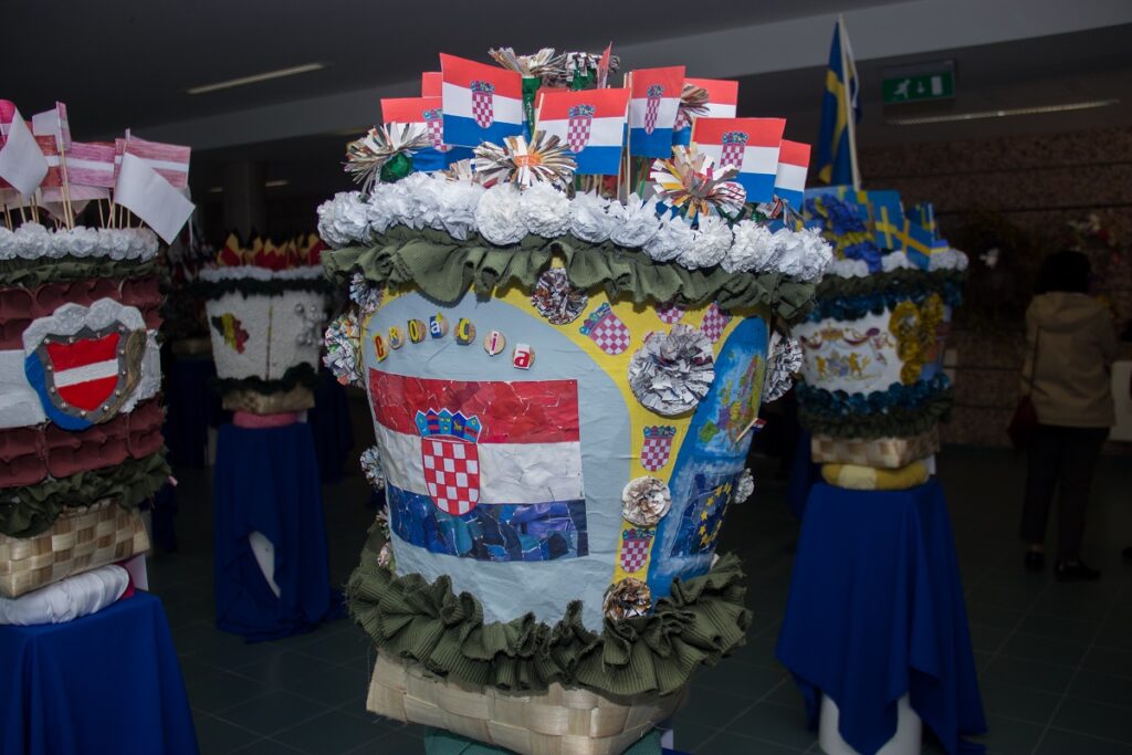 Europa dá mote a exposição de cestos floridos e de maias do agrupamento de escolas de Monserrate