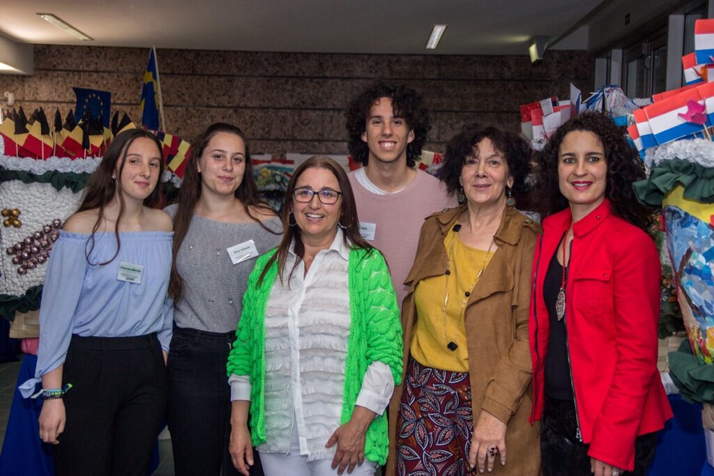 Europa dá mote a exposição de cestos floridos e de maias do agrupamento de escolas de Monserrate