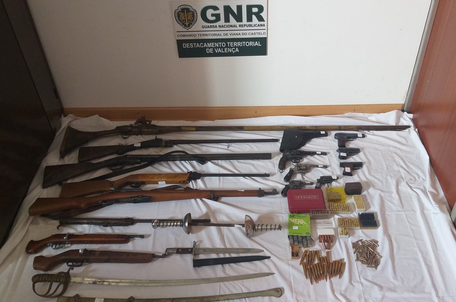 Valença: Homem de 57 anos apanhado em operação Stop com 18 armas e 485 munições no carro