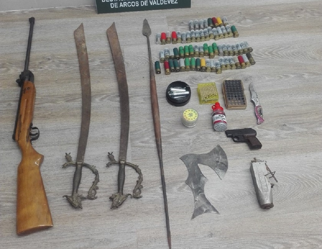 Jovem de 22 anos detido por posse ilegal de armas em processo de violência doméstica