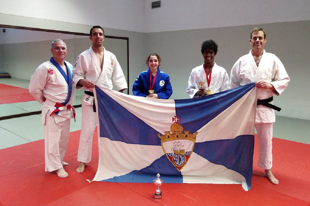 Judocas do Sport Clube Vianense campeões medalhados com ouro