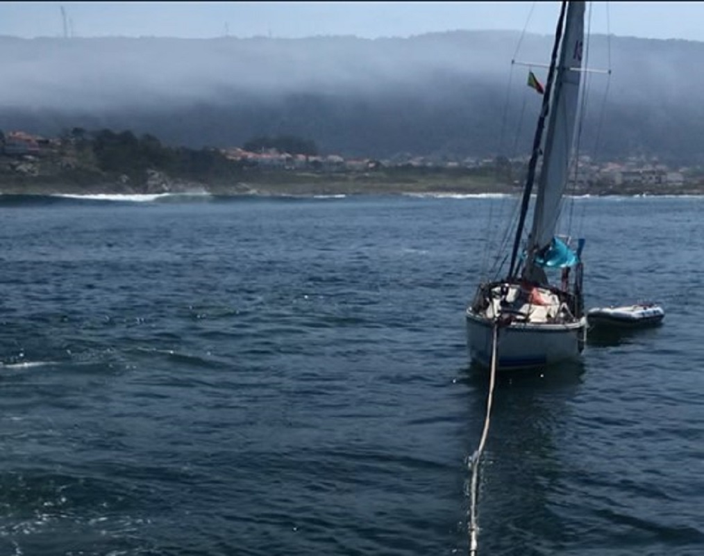 Veleiro inglês preso em artes de pesca em Viana resgatado por Polícia Marítima