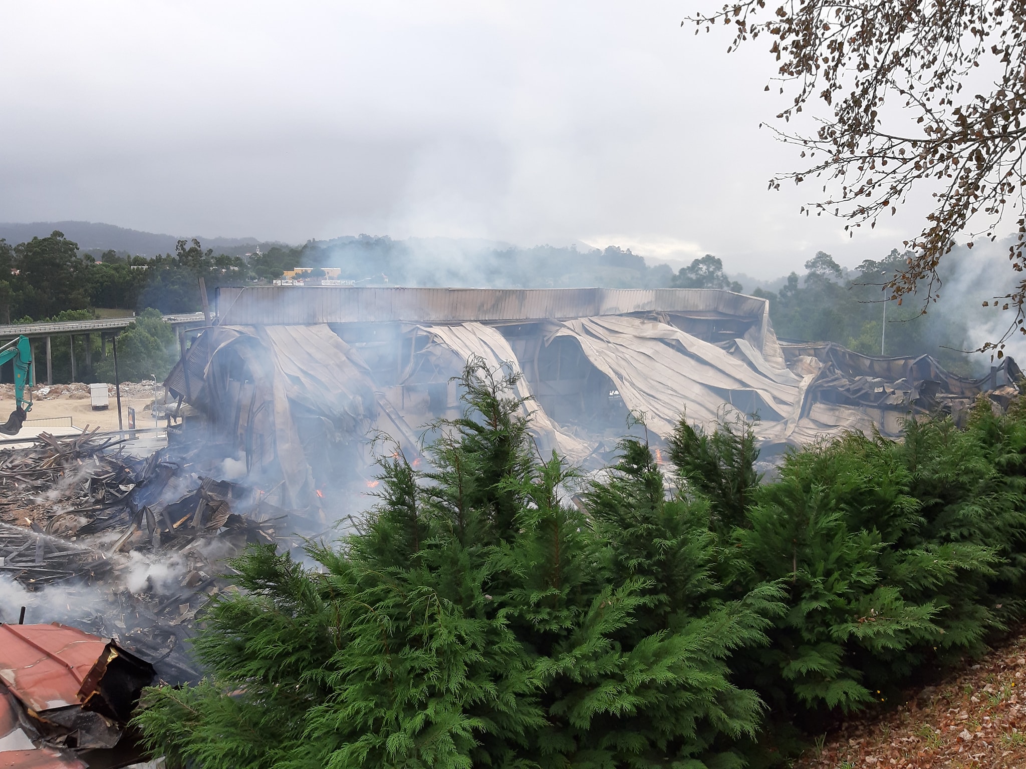 GNR investiga incêndio que destruiu fábrica de madeiras em Arcos de Valdevez