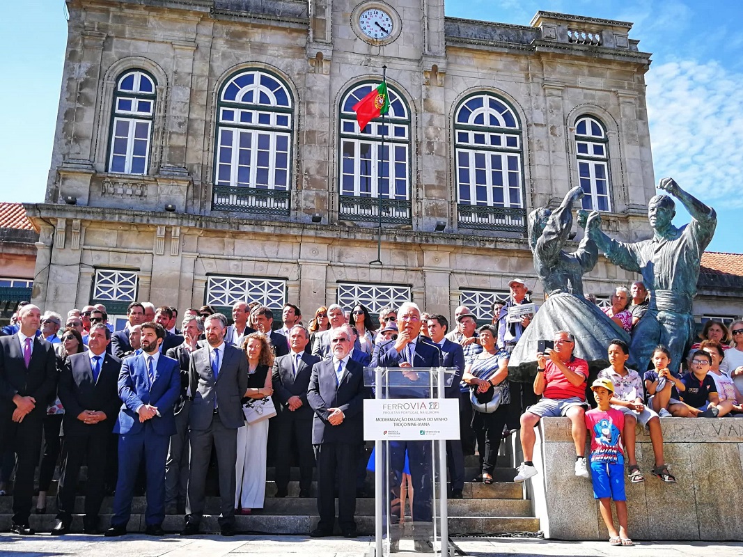 Comboio elétrico recebido em festa em Viana do Castelo