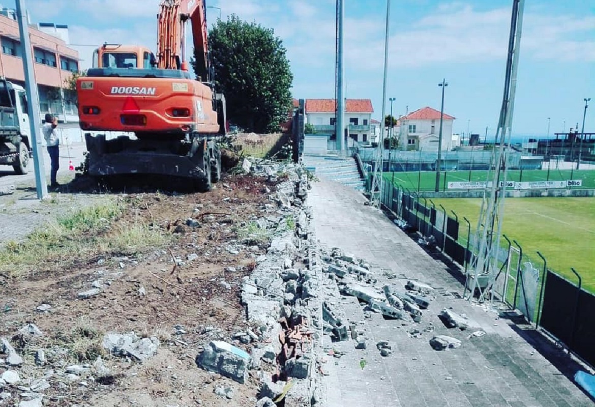 Câmara de Viana repara muro na via pública que impedia acesso a bancada do Vianense