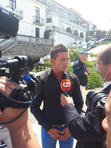 Padre Ricardo Esteves recebido em Seixas com aplausos e cartazes