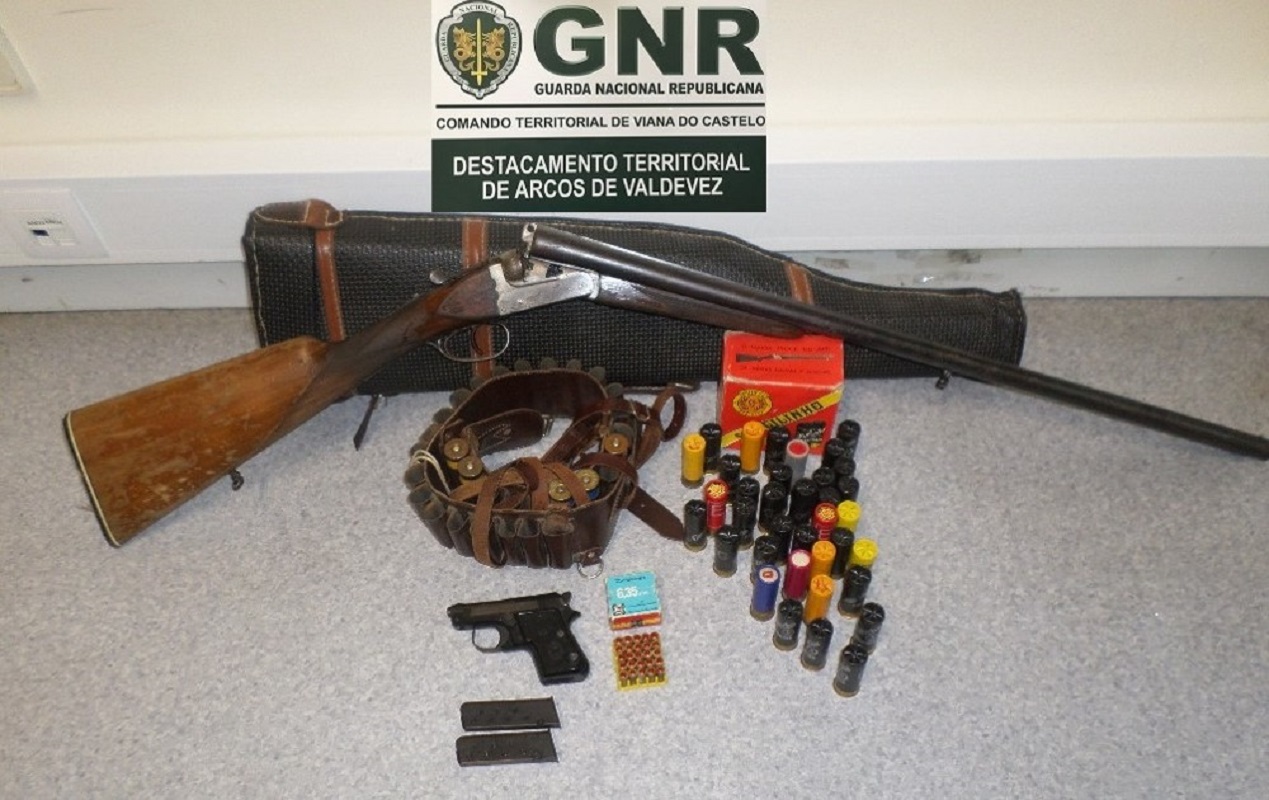 Octogenário apanhado com duas armas e 66 munições que utilizava para ameaças de morte