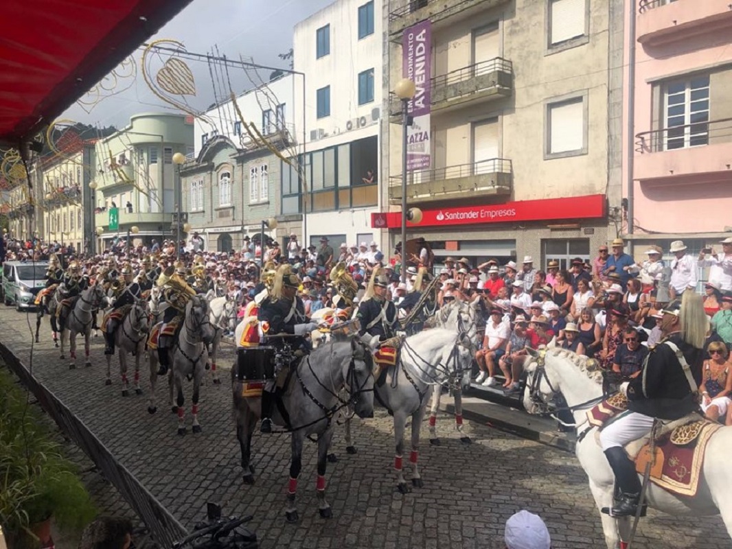 Charanga a cavalo da GNR abre cortejo dedicado à construção do Templo de Santa Luzia