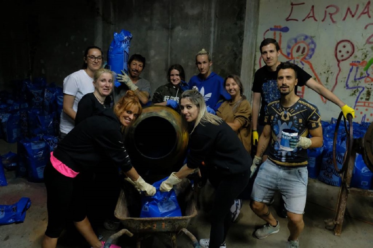 Cerca de 15 toneladas de sal azul e amarelo cobrem 150 metros da rua Góis Pinto em honra da Senhora d’Agonia
