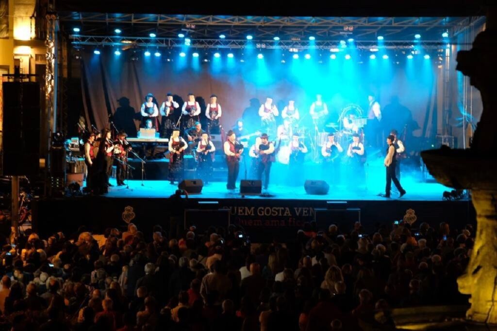 Multidão na Praça da Republica para assistir ao Festival de Bandas de Gaitas