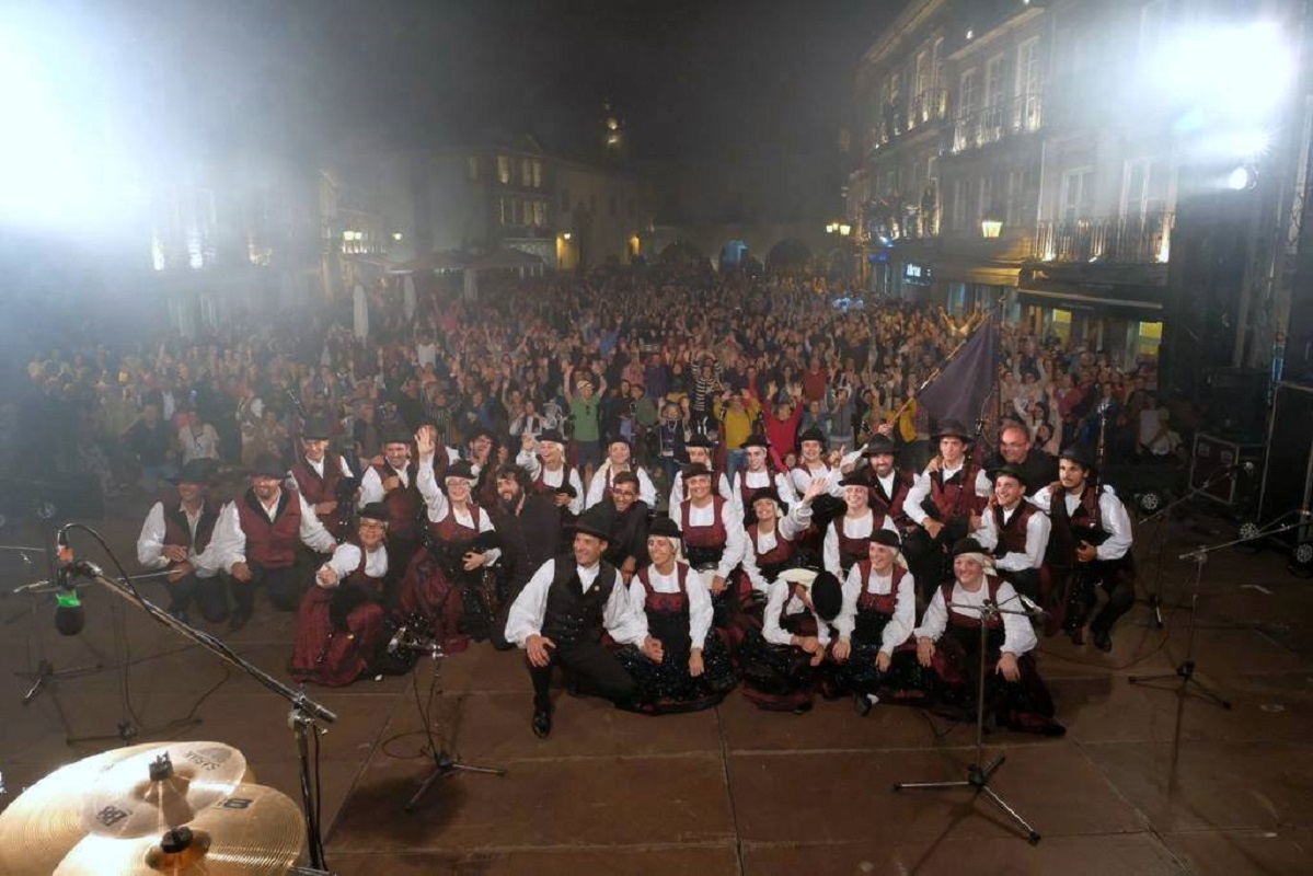 Multidão na Praça da Republica para assistir ao Festival de Bandas de Gaitas
