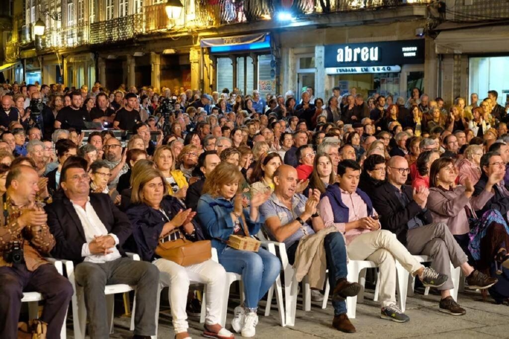 Multidão na Praça da Republica para assistir ao Festival de Bandas de Gaitas