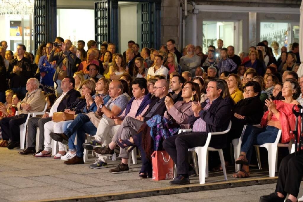 Multidão na Praça da Republica para assistir ao Festival de Bandas de Gaitas