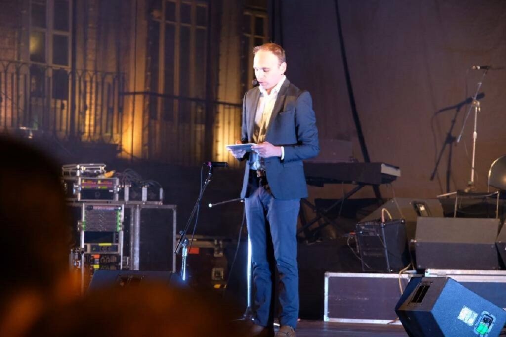 Multidão na Praça da Republica para assistir ao Festival de Bandas de Gaitas