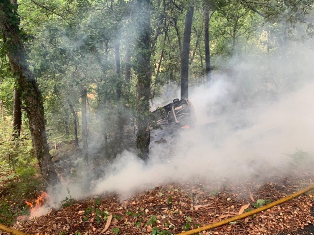 Carro com 4 jovens despista-se, cai de ravina, incendeia-se e provoca fogo em Arcos de Valdevez