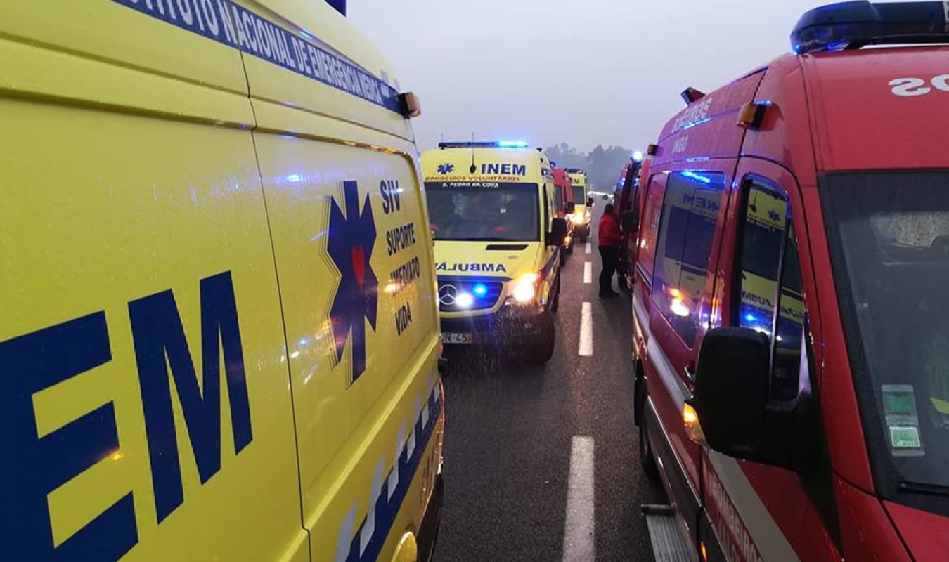 Acidente com cinco viaturas provocou oito feridos e cortou a A28 na